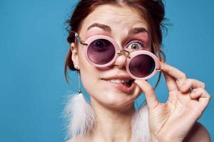 bonito mujer en Gafas de sol desnudo espalda divertido joven de cerca foto