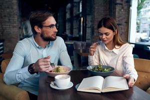 negocio hombre y mujer desayuno en un café comunicación trabajo colegas foto