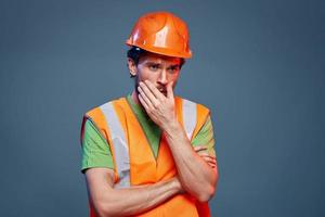 un hombre en un trabajando uniforme un profesional construcción de cerca foto