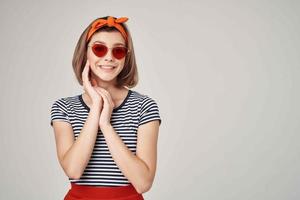 mujer con naranja venda vistiendo Gafas de sol Moda moderno estilo foto