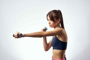 juguetón mujer con pesas en manos ejercicio fuerza motivación foto