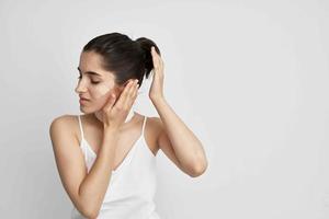 mujer vendado cuello negativo dolor de cabeza ligero antecedentes foto
