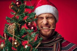 hombre vistiendo Navidad ropa Navidad árbol decoración fiesta foto