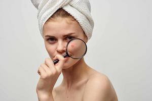 mujer con un espinilla en el cara dermatología aislado antecedentes foto