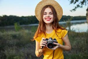 fotógrafo mujer rojo labios sonrisa cámara sombrero Fresco aire naturaleza foto