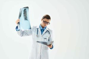 woman laboratory assistant medicine diagnosis treatment x-ray photo