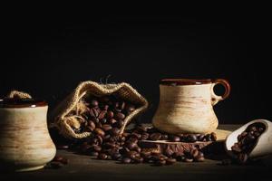 taza de café y granos de café sobre fondo de madera foto