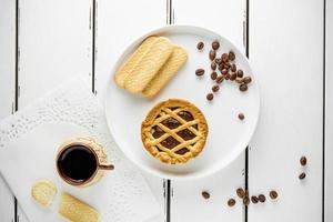 café con galleta, dulce Mañana desayuno con Copiar espacio para menú, blanco fondo, fondo de pantalla foto