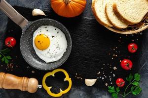 frito huevos en un fritura pan con Fresco vegetales y especias concepto para menú y publicidad. foto