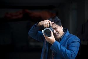 bangladesh, enero 24, 2018, dipankar dipón, uno de el más popular moderno película director y guionista es tomando imágenes con el dslr cámara a plátano, dhaka. foto