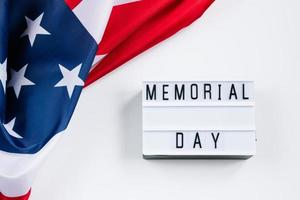 concepto del día conmemorativo de estados unidos. bandera americana y texto sobre fondo blanco. celebración de la fiesta nacional. foto