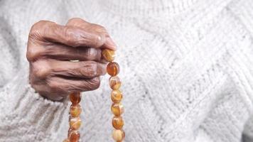 dichtbij omhoog van moslim gebed brood geïsoleerd Aan wit video