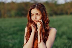 gracioso joven hermosa mujer curvas en frente de el cámara descansando en naturaleza en el luz de sol foto