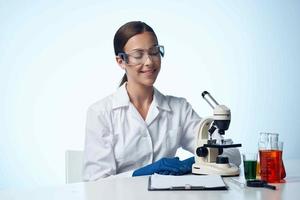 bonito mujer laboratorio blanco Saco Ciencias foto