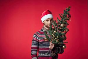 emocional hombre en un Papa Noel sombrero Navidad decoraciones fiesta nuevo año aislado antecedentes foto