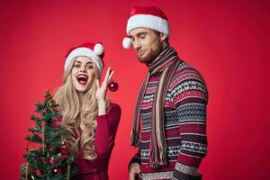 un hombre y un mujer en nuevo años ropa Navidad decoraciones fiesta foto