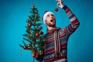 alegre hombre en un Papa Noel sombrero participación un bandera fiesta aislado antecedentes foto