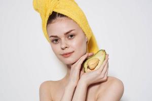 alegre mujer vistiendo amarillo toalla en su cabeza aguacate vitaminas natural productos cosméticos recortado ver foto