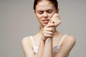 mujer brazo dolor artritis crónico enfermedad estudio tratamiento foto