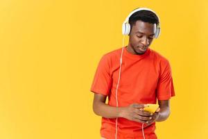 africano hombre vistiendo auriculares tecnología música entretenimiento foto