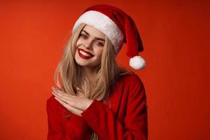 bonito mujer vistiendo Papa Noel sombrero glamour fiesta Navidad divertido foto