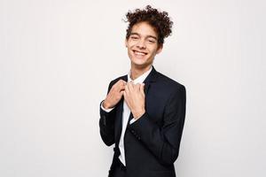 alegre hombre en traje yo confianza moderno estilo Moda foto