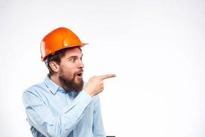 hombre en camisa naranja casco la seguridad emociones construcción profesional recortado ver foto