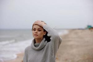 bonito mujer arena playa caminar Oceano libertad viaje inalterado foto