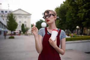 bonito mujer con lentes hablando en el teléfono en el calle estilo de vida foto