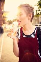 mujer al aire libre en verano comiendo hielo crema vacaciones foto