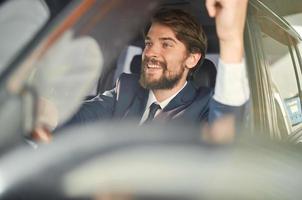 barbado hombre conducción un coche viaje lujo estilo de vida yo confianza foto