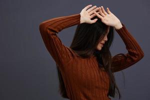joven mujer marrón suéter glamour posando sonrisa Moda estudio modelo foto