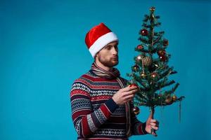 hermoso hombre en un Navidad blanco Bosquejo póster estudio posando foto