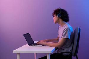 hombre ciberespacio jugando con auriculares en frente de un ordenador portátil estilo de vida tecnología foto