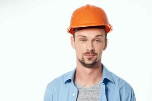 hombre en naranja casco proteccion trabajando profesión foto