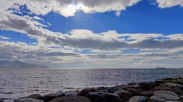 pioggia nuvoloso blu cielo e mare video