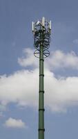 móvil teléfono zona transmisor o 4g base estación comunicación torre cielo antecedentes. foto