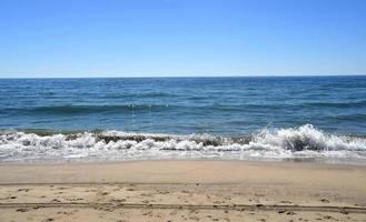 la playa en la mañana de un día de verano foto