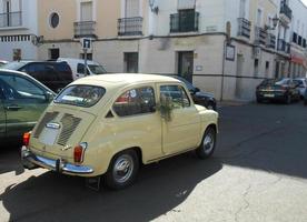 castuera, savia, modelo asiento 600, pequeño clásico coche con Boda adornos foto