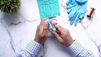 mans manos utilizando mano desinfectante gel, cerca arriba video