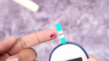 Man's hand measuring blood sugar level video