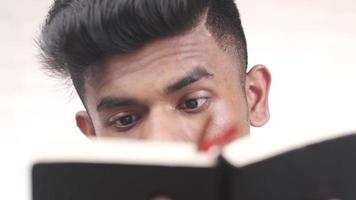 eccitato giovane uomo mano lettura un' libro video