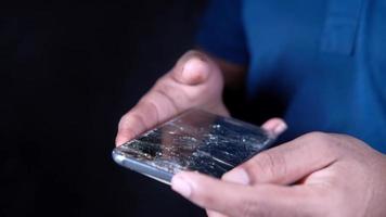 top visie van gebroken slim telefoon Aan zwart achtergrond video