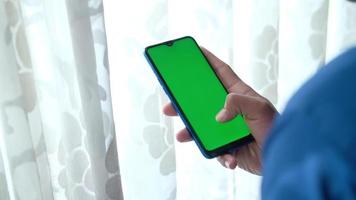 usando inteligente telefone com verde tela, fechar acima video