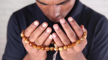 schließen oben von Muslim Gebet Brot isoliert auf Weiß video