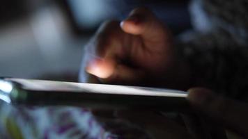 adolescent garçon main en utilisant intelligent téléphone sur lit video