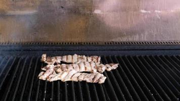 steaks de boeuf sur le gril avec des flammes video