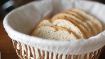 mão escolher uma fatia do uma testa pão , video