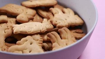 dichtbij omhoog van zoet koekjes Aan houten tafel . video