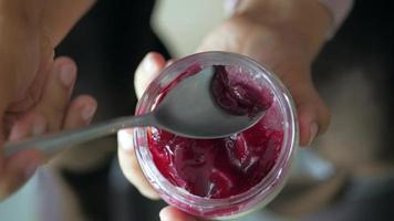 cucchiaio raccogliere fragola formaggio torta, video